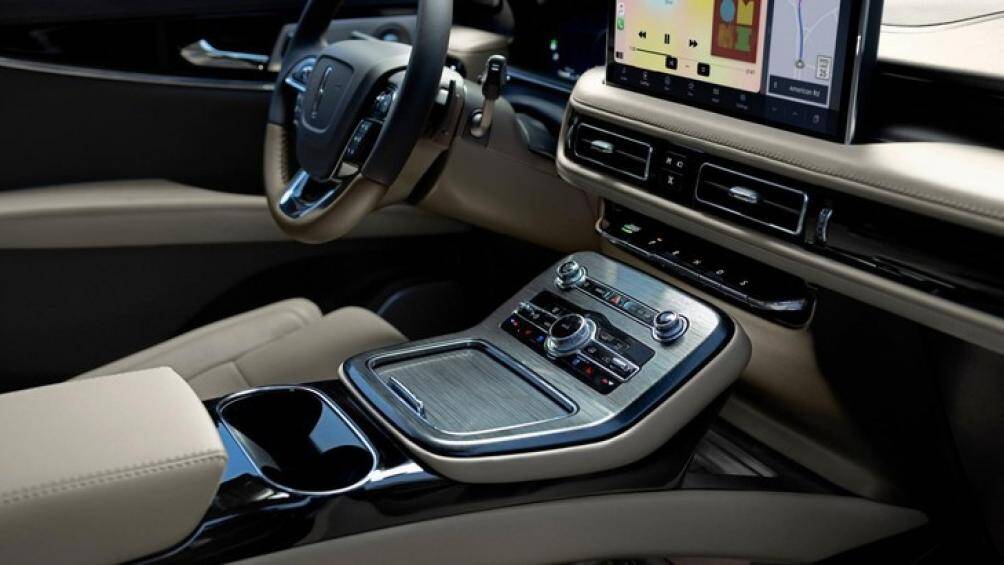 Cửa gió điều hòa cũng được thiết kế lại sang trọng nhờ viền crôm bóng