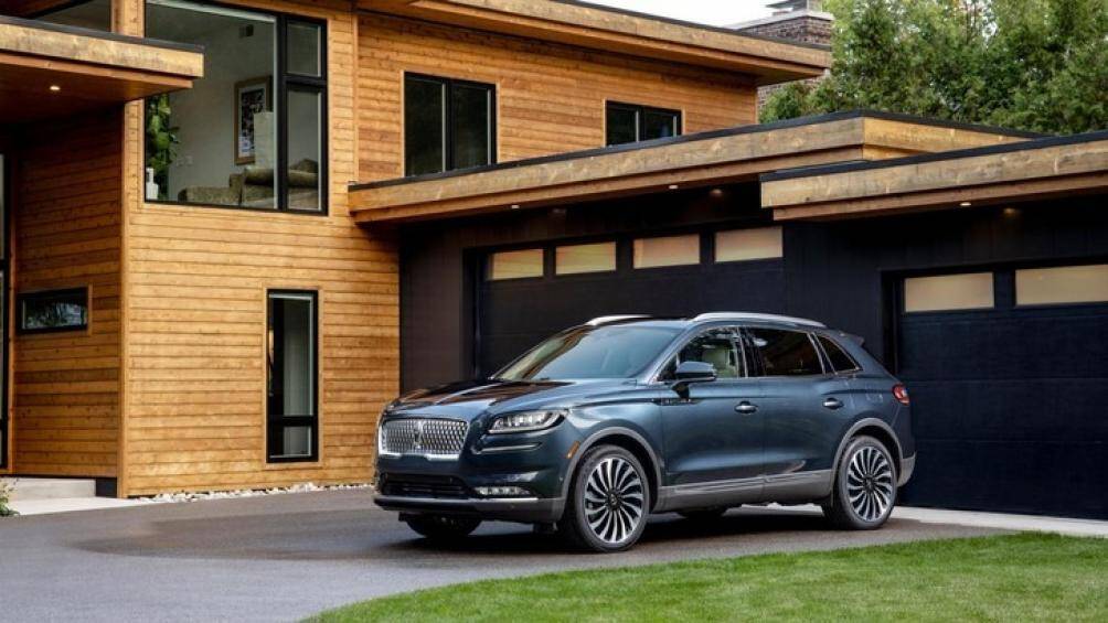 Cản trước được thiết kế lại và màu sơn xe trông bóng bẩy hơn với 3 tùy chọn màu ngoại thất mới gồm: xám, xanh và xanh dương