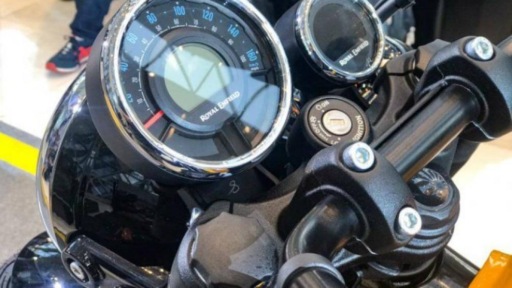 Lái xe có thể kết nối điện thoại thông minh với màn hình này qua Bluetooth và sử dụng ứng dụng di động cử Royal Enfield để tối ưu tính năng định vị