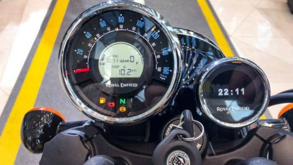 Xe có một màn hình nhỏ được trang bị cạnh cụm đồng hồ