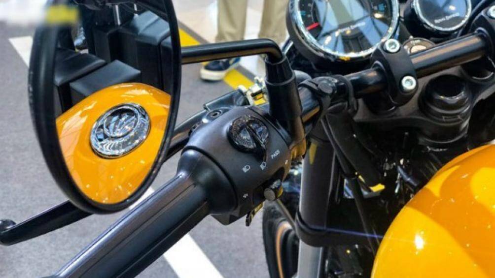 Một số tính năng khác của Meteor 350 mới gồm ổ sạc USB, vòng đèn LED chạy quanh đèn pha