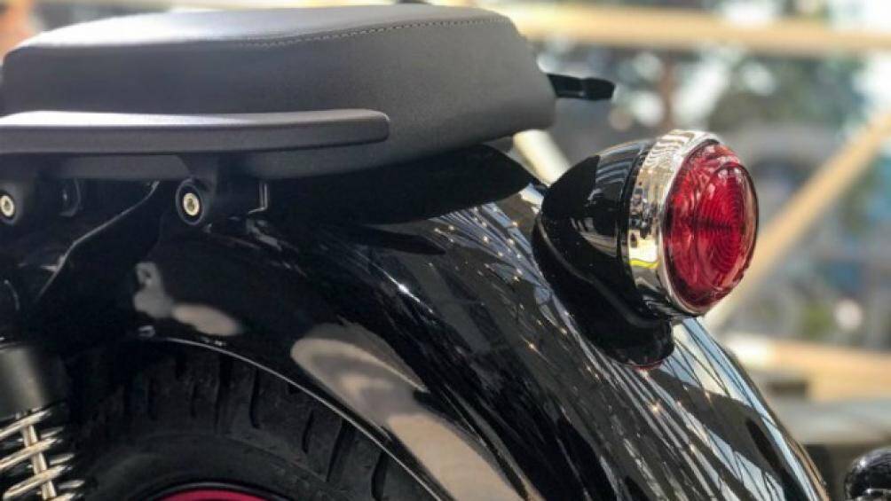 Vị trí ngồi thoải mái, yên ngồi dễ chịu, vành bánh xe, đèn xi nhan hoài cổ và nhiều tính năng hấp dẫn khác