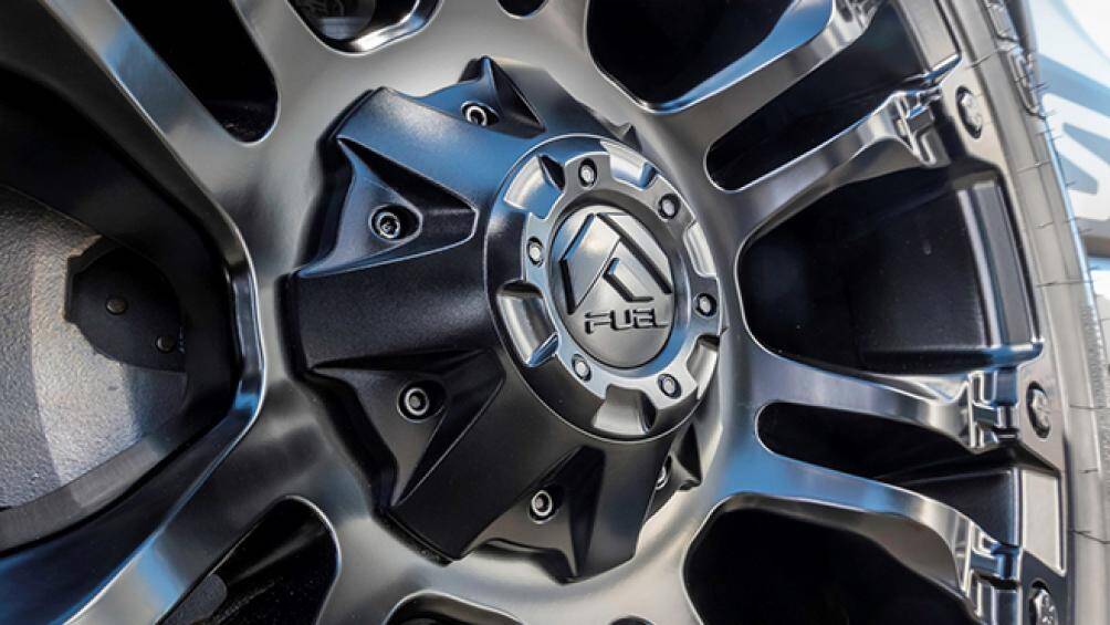 Giá bán khởi điểm từ 30.560 USD (708 triệu đồng) cho bản tiêu chuẩn và 43.760 USD (1,01 tỷ đồng) cho bản cao cấp nhất