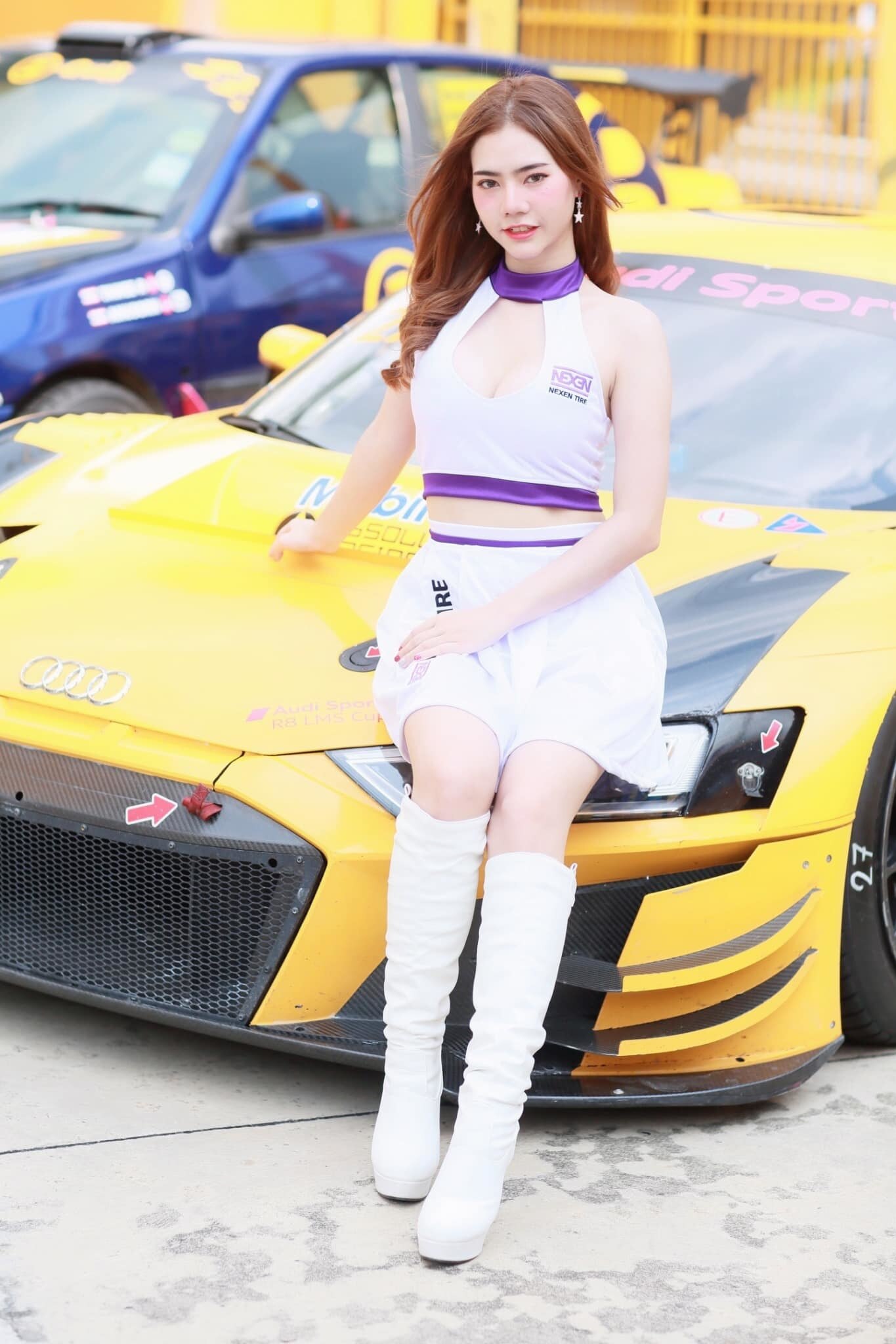 Tự tin tạo dáng trên nắp ca pô xe