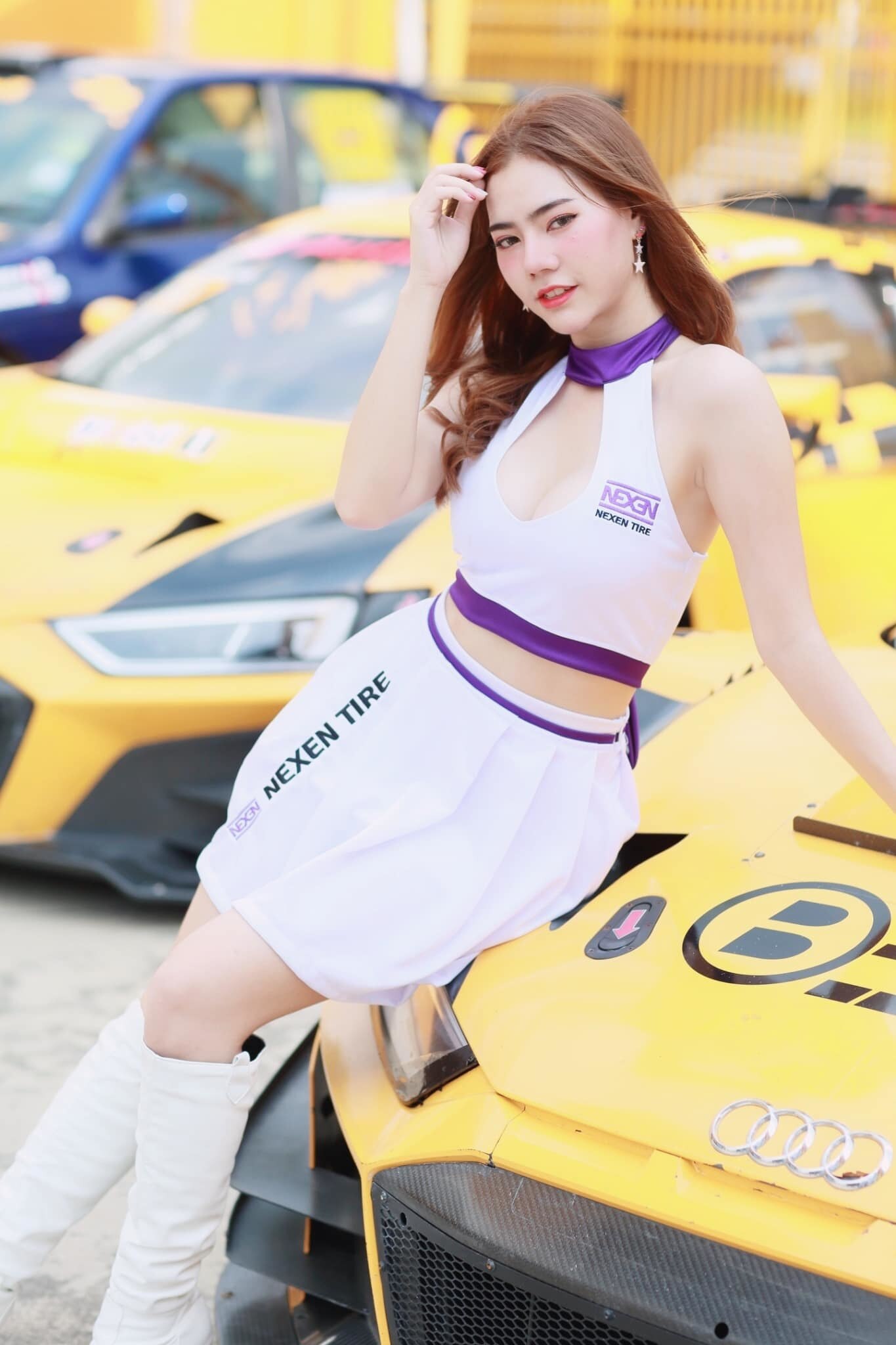 ... với những đường cong nóng bỏng