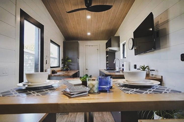 Có 2 giường, một giường cỡ lớn có thể nâng lên hay hạ xuống, một giường có thể chuyển đổi thành ghế làm việc hoặc bàn ăn uống tùy nhu cầu