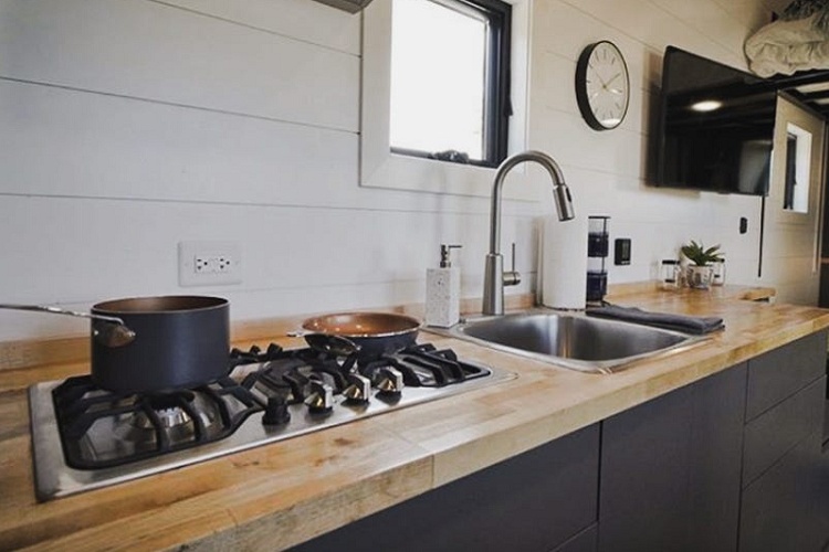 Trong gian bếp, mọi thứ mà một người đầu bếp cần đều được trang bị đầy đủ, bao gồm các dụng cụ nấu nướng, bồn rửa, máy hút mùi, bếp, tủ lạnh...