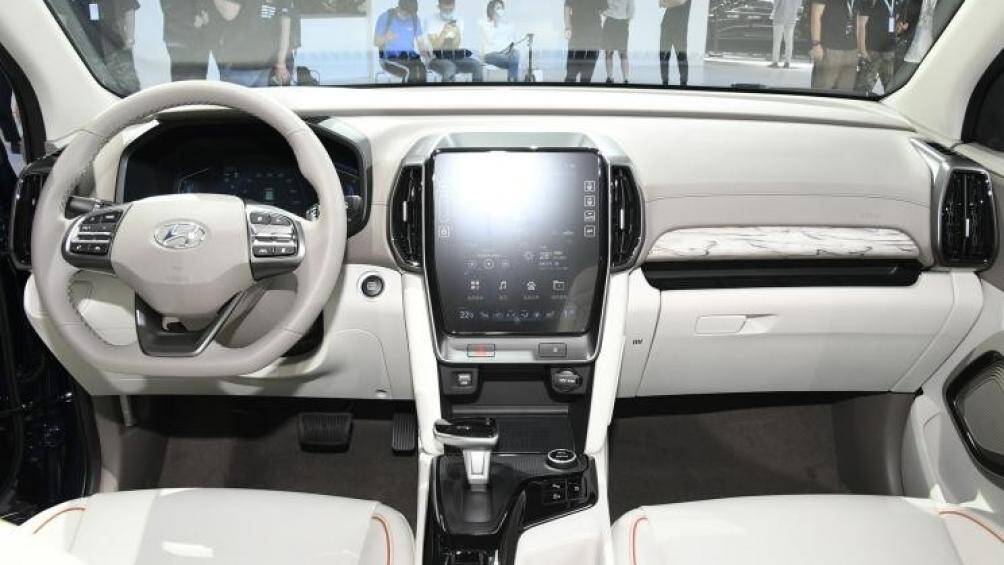 Bên trong Hyundai ix35 2021 Hyundai ix35 2021 được trang bị vô lăng vát đáy 3 chấu, cửa gió điều hòa nằm dọc, mặt táp-lô bọc da và ốp gỗ