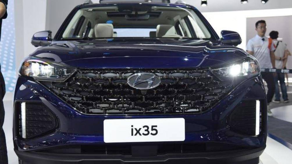 Trên đầu xe, Hyundai ix35 2021 được trang bị lưới tản nhiệt Cascading Grille hoàn toàn mới với mắt lưới hình tổ ong màu đen
