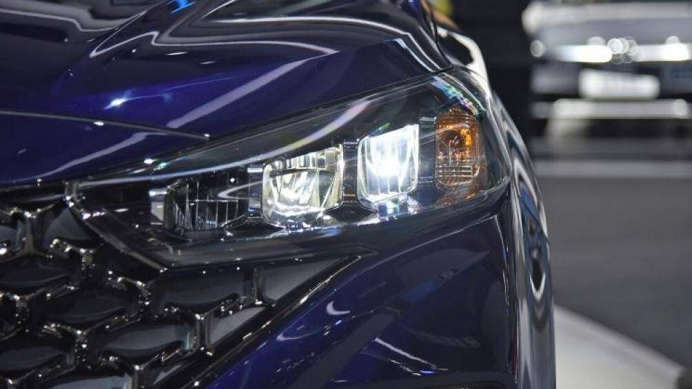 Nối liền với lưới tản nhiệt là cụm đèn pha mới có thiết kế dài và mảnh hơn trước, đi kèm bóng LED hình vuông trông khá hiện đại