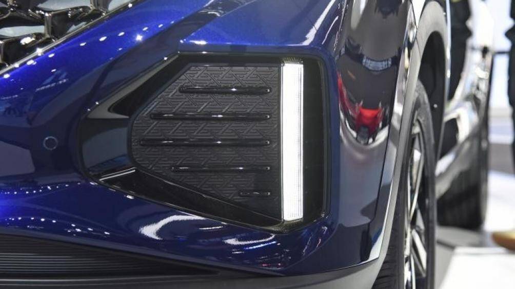 Bên trong đèn pha được sơn màu đen nhằm tạo cảm giác công nghệ cao hơn, kèm theo đó là cản trước có tạo hình chữ X nằm trước đèn sương mù