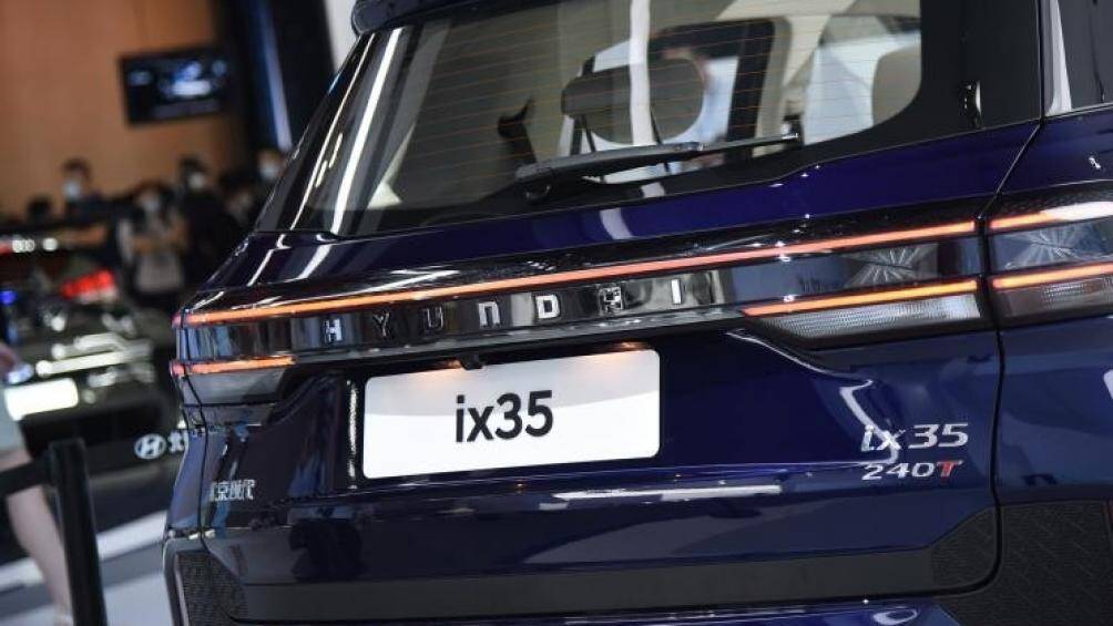 Đằng sau Hyundai ix35 2021 xuất hiện cụm đèn hậu nối liền với nhau
