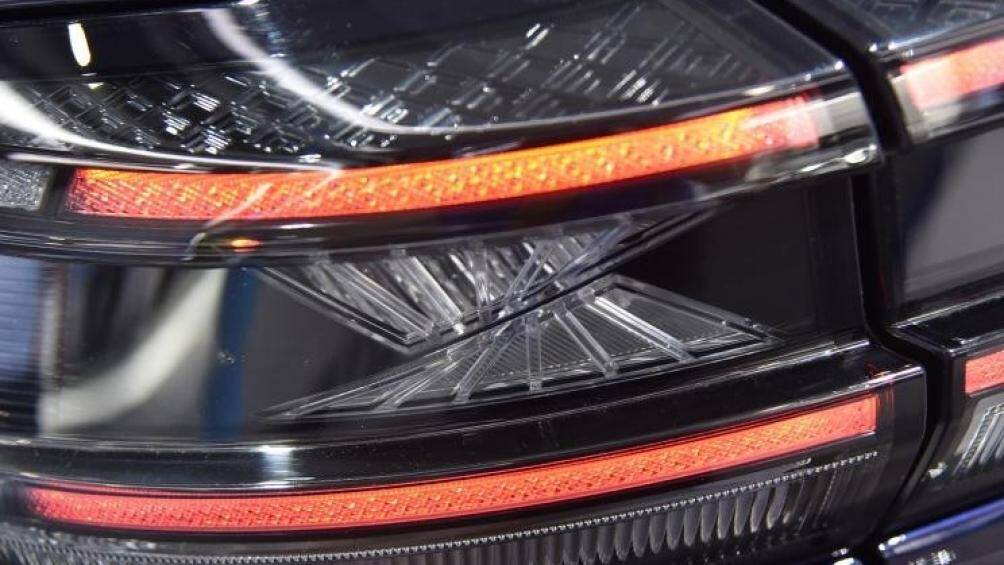 Bên dưới là thiết kế hốc đèn phản quang tạo sự tương đồng với cản trước