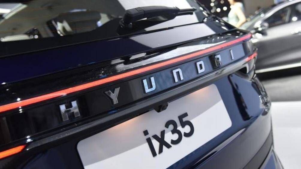Ở giữa đèn hậu là một dải màu đen tích hợp tem chữ nổi "Hyundai" khá lớn
