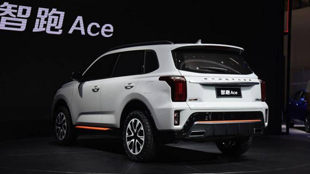 Các mẫu GT Line sẽ được phân biệt bởi một vài chi tiết màu cam như viền bộ chia gió trước, viền thanh nẹp sườn và viền trên của bộ khuếch tán phía sau