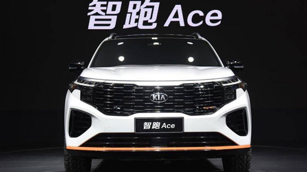 Đầu xe được thiết kế vuông vức, khá nổi bật với lưới tản nhiệt hình mũi hổ đặc trưng của thương hiệu nhưng được sơn đen bóng và có kích cỡ khổng lồ