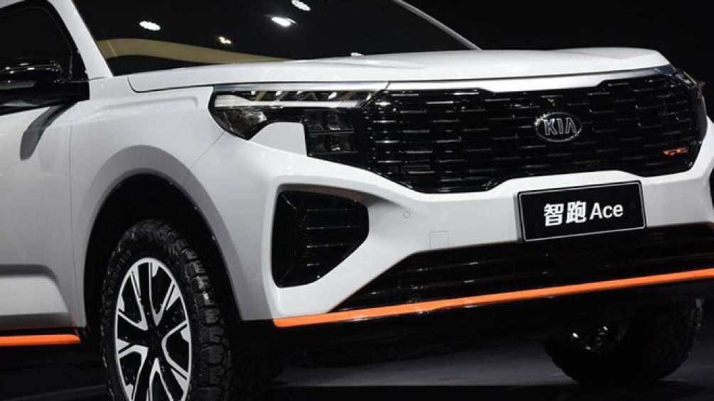 Tấm lưới này được kết nối liền mạch với đèn pha dạng ẩn hai bên. Đèn báo rẽ thiết kế nhô hẳn ra ngoài gây ấn tượng cho tổng thể phía trước của xe