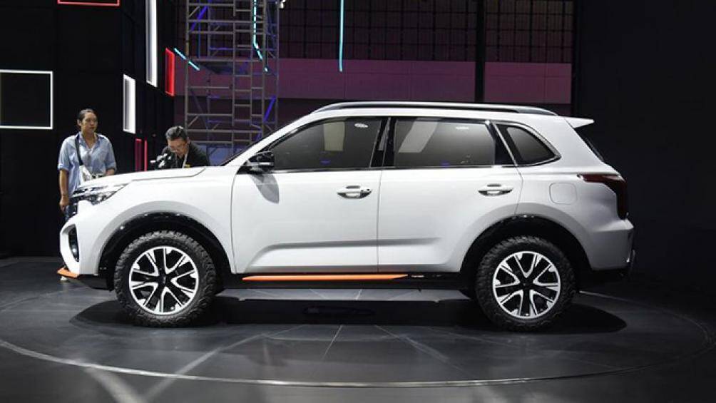 Cũng xuất hiện tại đây là logo Sportage lớn, ống xả kép cùng bộ khuếch tán gió sau ánh cam
