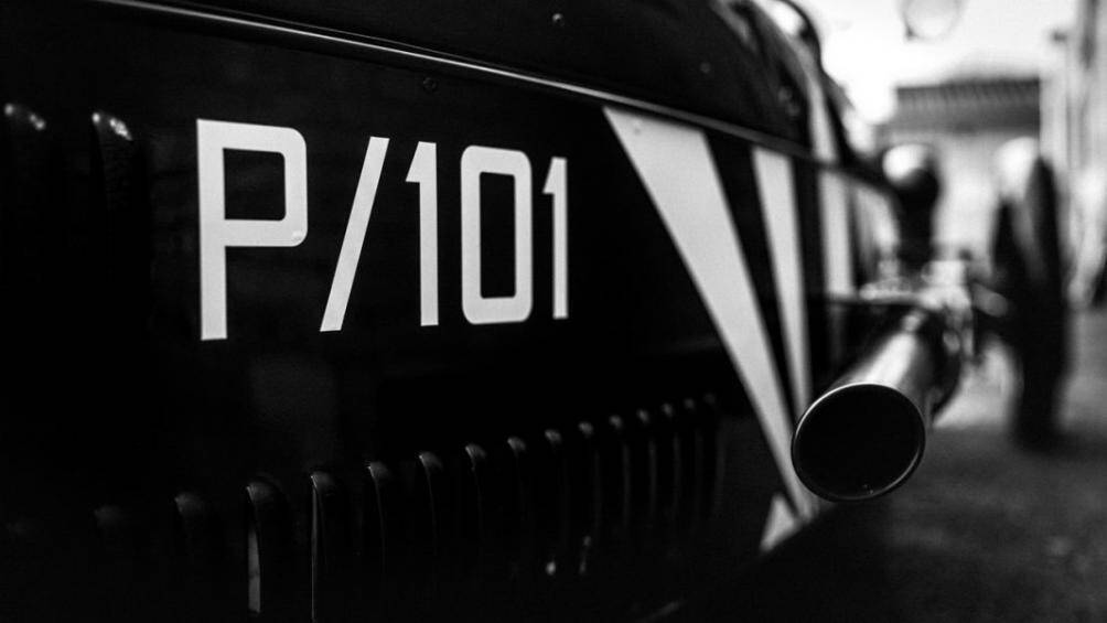 Ngoài ra, xe còn sở hữu hai ống xả phủ gốm đen, trắng xen kẽ tương phản được đặt ở hai bên hông xe