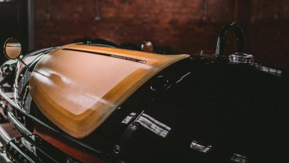 Trên phần ghế phụ có tấm vỏ ốp bằng nhựa trong với màu vàng mờ tự nhiên gợi nhớ đến những tấm che động cơ trên những chiếc xe đua của những năm 70