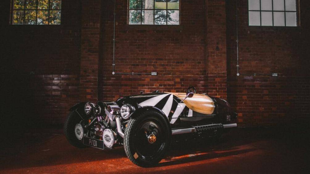 Xe còn có ống xả thẳng, kính chắn gió nhỏ, cửa gió bổ sung, các chi tiết đinh tán được đính theo dạng nổi và các logo P101 biểu thị phiên bản độc đáo