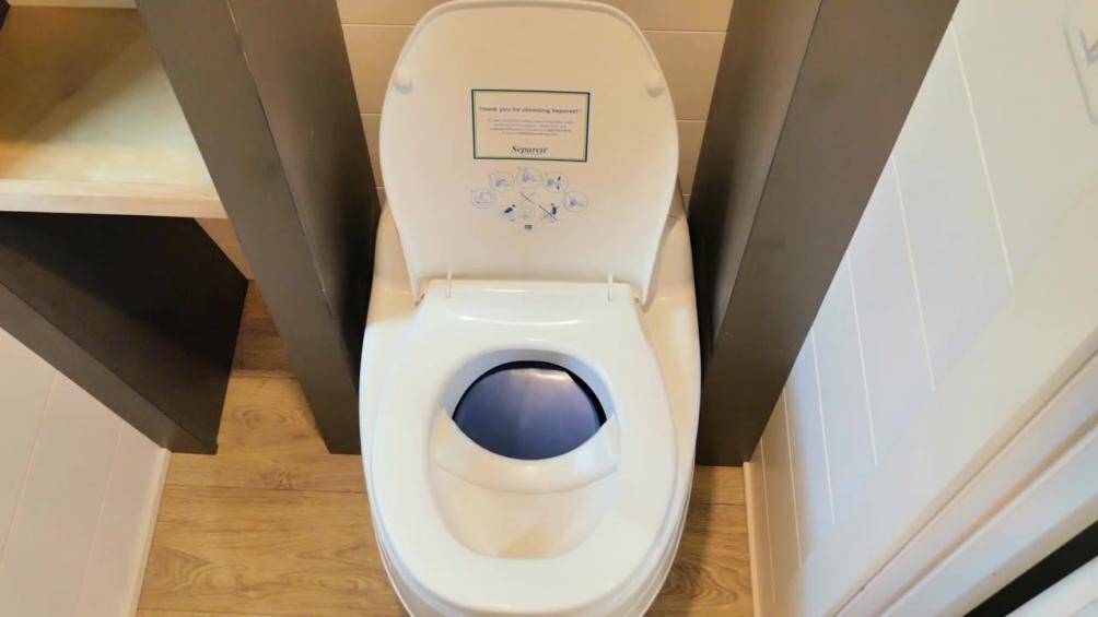 Không gian bên trong được lắp hệ thống điều hòa. Nhà vệ sinh của GoSun Dream có lắp vòi sen, bồn rửa, tủ chứa, bồn xí có công nghệ làm phân hữu cơ