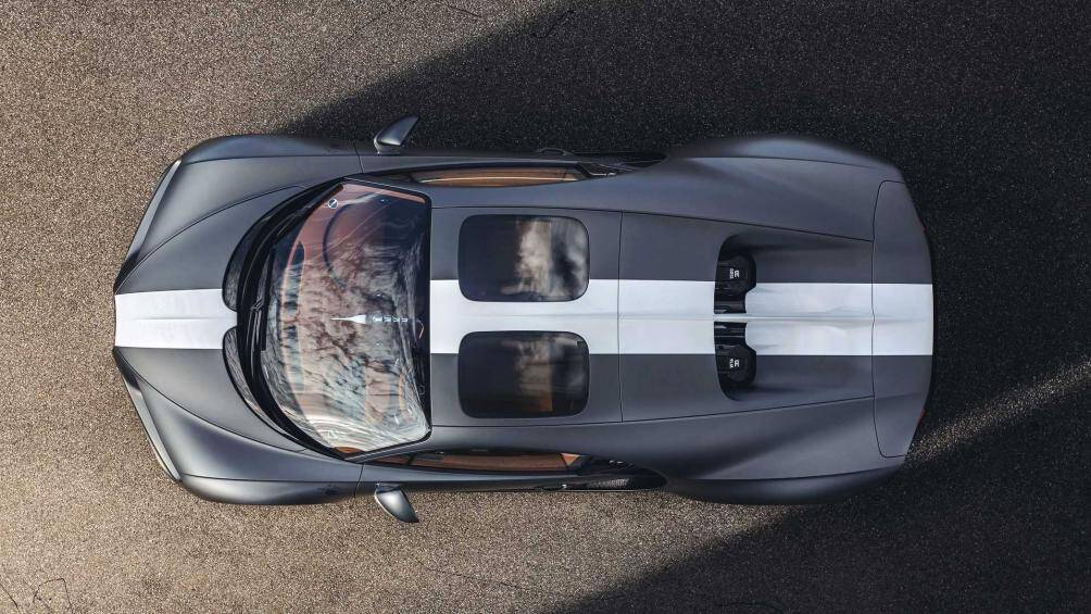 Một trong những sáng tạo kỳ lạ của Bugatti trong lĩnh vực này là động cơ 24 lít có hai khối 8 xi-lanh thẳng hàng, vì vậy thay vì động cơ V16, nó giống một chiếc U16 hơn