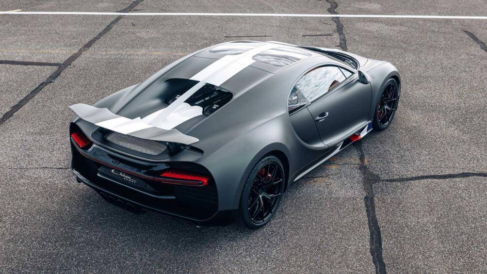 Chiron Sport "Les Legendes Du Ciel" khoác lên mình lớp sơn xám mờ mà Bugatti gọi là Gris Serpent với một sọc trắng bóng rộng chạy dọc theo chiều dài của ngoại thất