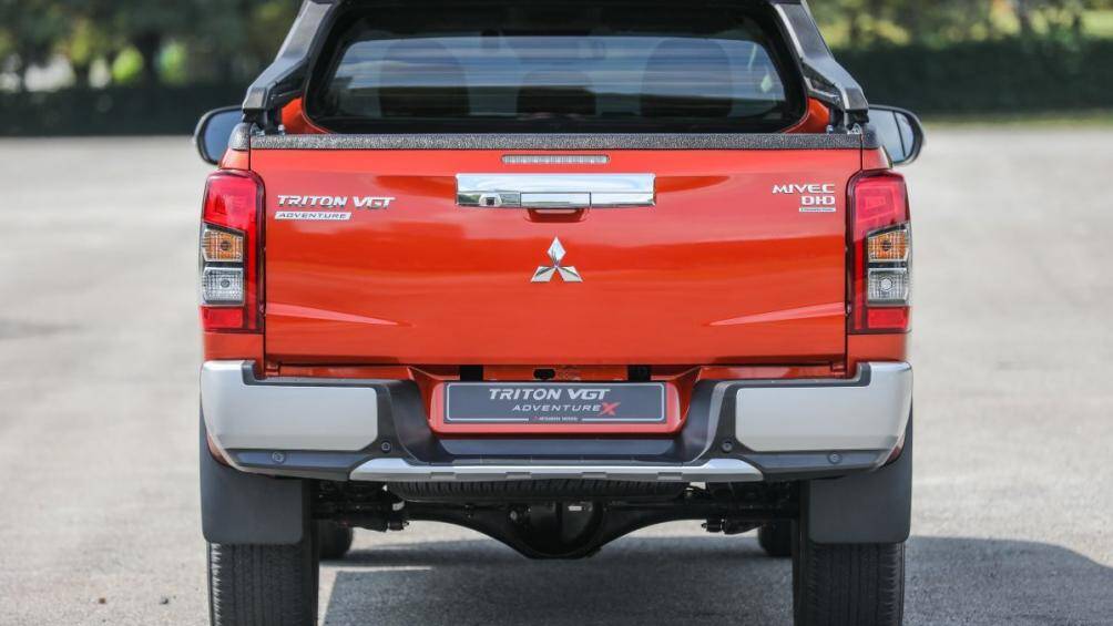 Xe sẽ có 3 màu ngoại thất gồm cam, đen và trắng. Giá xe Mitsubishi Triton dventure X 2020 từ 33.700 USD (tương đương khoảng 776 triệu đồng)