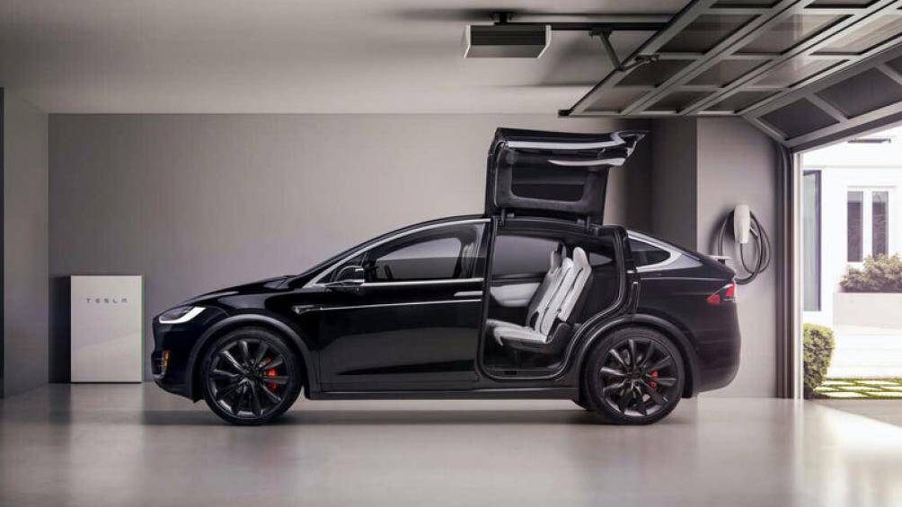 1. Tesla Model X 2020 (thời gian tăng tốc từ 0-96 km/h: 2,6 giây)