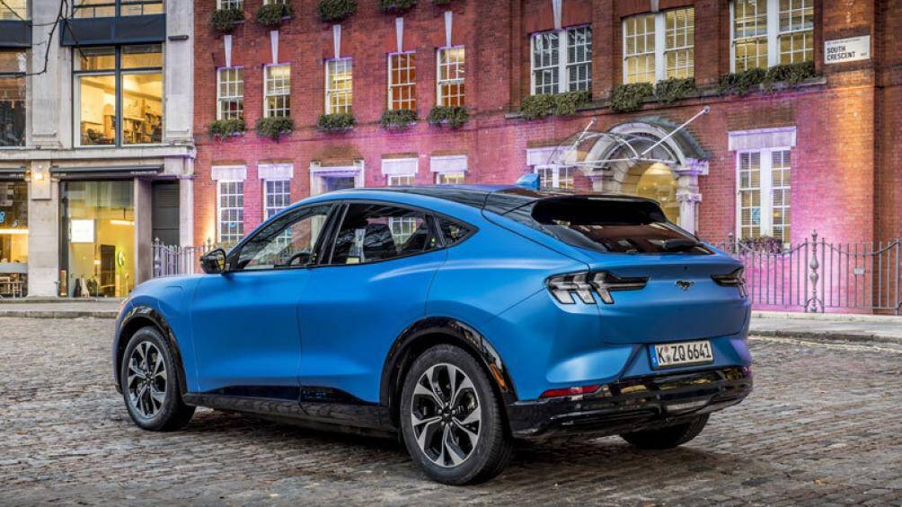 3. Ford Mustang Mach-E GT 2021 (thời gian tăng tốc từ 0-96 km/h: 3,5 giây)