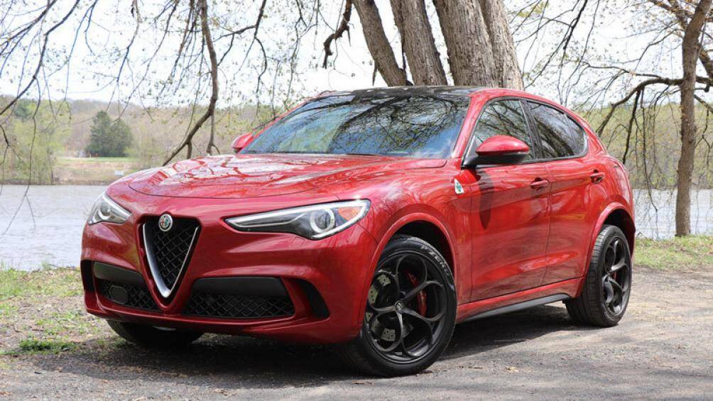 6. Alfa Romeo Stelvio Quadrifoglio 2020 (thời gian tăng tốc từ 0-96 km/h: 3,6 giây)