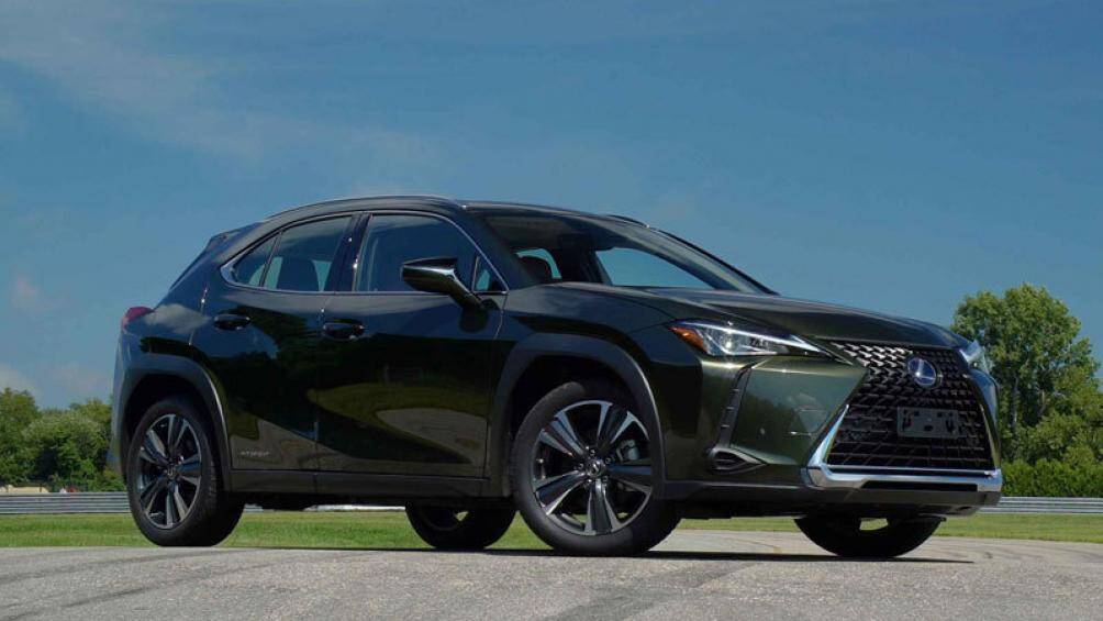 1. Lexus UX Hybrid 2020 (mức tiêu thụ nhiên liệu: 6,7 lít/100 km)