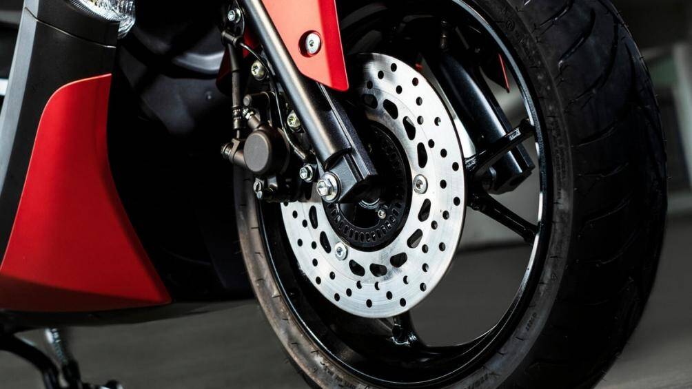 Yamaha cũng trang bị phanh đĩa cho cả bánh trước và sau, cùng với sự hỗ trợ của phanh ABS mang tới sự an toàn hơn trong quá trình vận hành