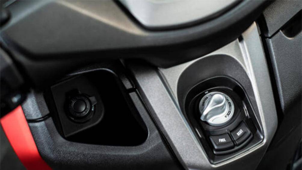 Ngoài ra, xe NMAX 125 2021 cũng có hốc chứa đồ đầu xe đi kèm với tẩu cắm sạc đầu xe tiện dụng khi có nhu cầu sạc smartphone