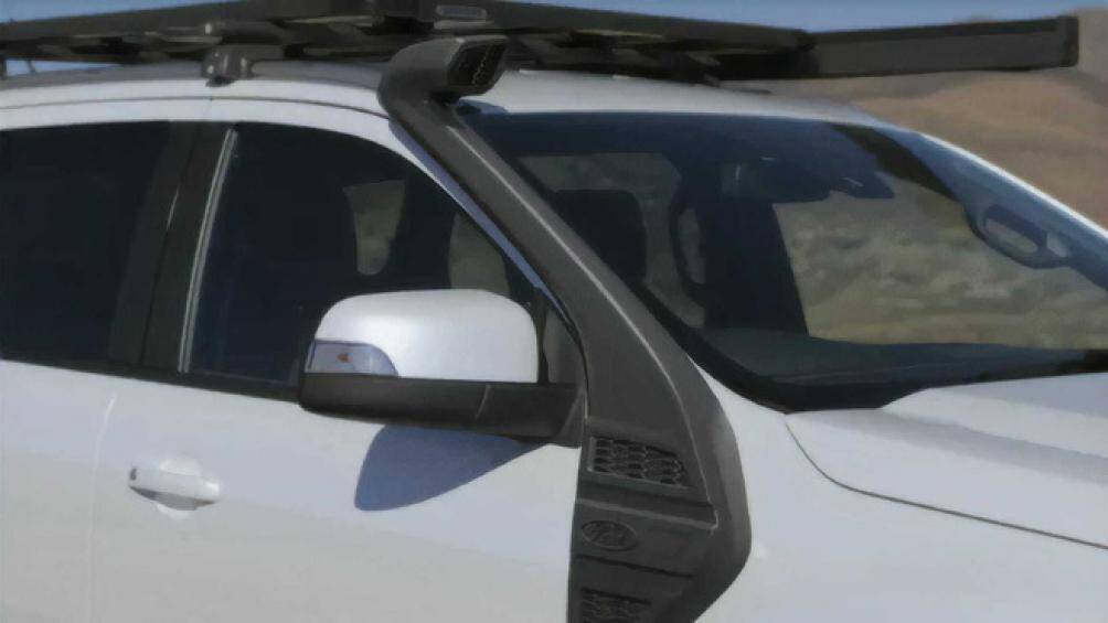 Xe được trang trí với tem “BaseCamp” dán phía dưới cửa trước, lưới tản nhiệt sơn màu xám, lắp thêm ống thở để hỗ trợ lội nước