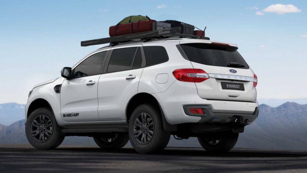 Ford Everest BaseCamp có giá bán 64.990 AUD (hơn 1 tỷ đồng) cho phiên bản 3.2L và 66.490 AUD (hơn 1,1 tỷ đồng) cho phiên bản 2.0L biturbo