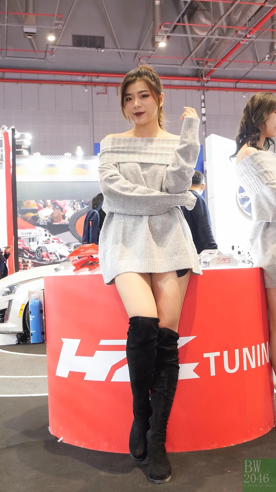 Dù ăn mặc không quá gợi cảm nhưng người đẹp lại thu hút sự chú ý tại triển lãm ô tô tại Trung Quốc