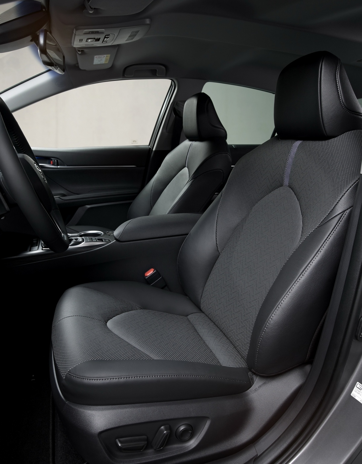 Toyota cung cấp 2 tùy chọn màu cho nội thất của Camry mới gồm màu be và đen. Các ghế ngồi được bọc da đục lỗ hình xương cá