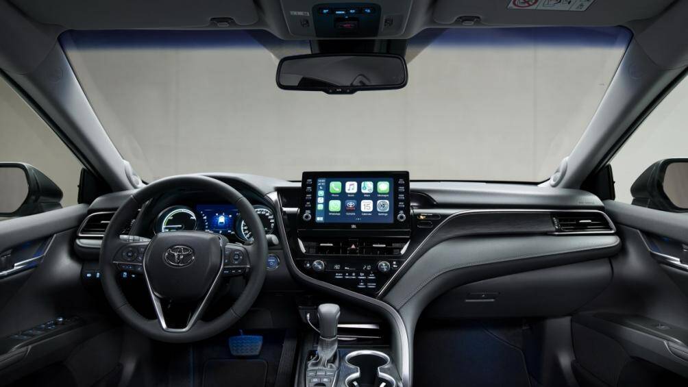 Bên trong khoang cabin, Camry Hybrid 2021 được trang bị màn cảm ứng trung tâm dạng nổi 9 inch đặt cao hơn trên bảng táp lô