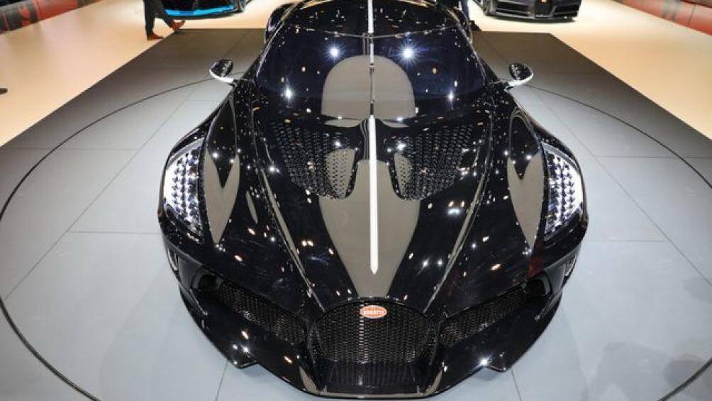 Cản trước và thân xe hoà làm một, trong khi thiết kế cửa sổ lấy cảm hứng từ kính mũ bảo hiểm, với kính chắn gió như nối liền vào cửa sổ