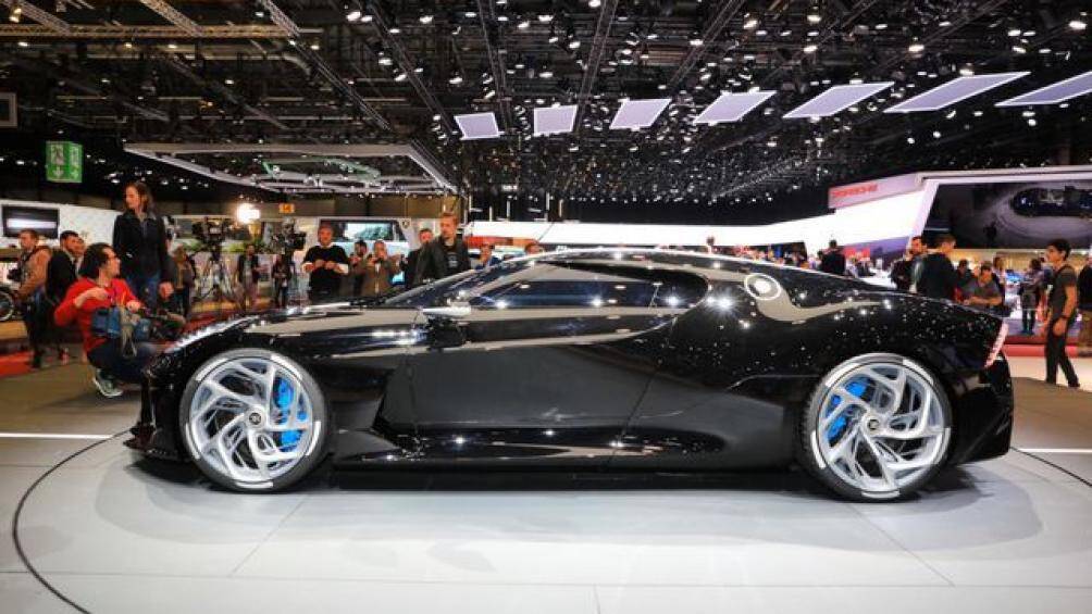 Thân xe được làm thủ công bằng vật liệu sợi carbon, với thiết kế liền mạch như một dòng chảy vừa mạnh mẽ vừa mềm mại