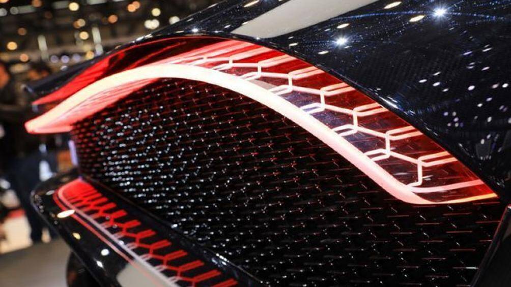 Chiếc xe tôn vinh thiết kế “vây lưng” đặc trưng của Type 57 chạy dọc xe từ lưới tản nhiệt, xuyên qua trần đến đuôi xe