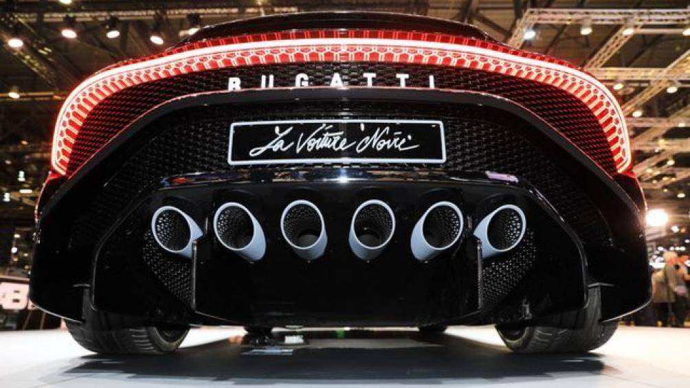 Ngoài ra, sức mạnh của chiếc Bugatti màu đen được thể hiện ở trang bị hệ thống 6 ống xả lạ mắt dưới đuôi xe