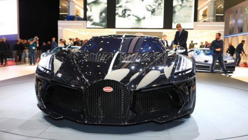 Kính chắn gió như một dòng chảy liền mạch, bao phủ lên các cửa số trên xe giống như thiết kế tấm che ở mũ bảo hiểm