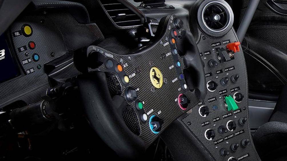 Một số trang bị tiêu chuẩn khác cho đua xe như hệ thống thu nhận V-box, ghế cho hành khách, camera chiếu hậu độ phân dải cao cũng được trang bị