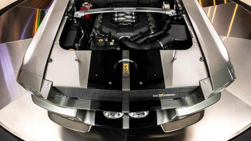 Bên dưới nắp capô là một khối động cơ V8 Coyote dung tích 5.0 lít, hoạt động phối hợp hộp số tự động 6 cấp