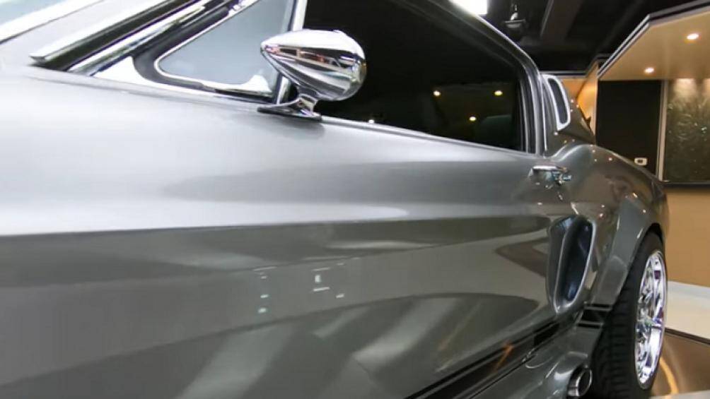 Bộ thân vỏ bóng mượt ấn tượng của nó được hoàn thiện trong màu xám Pepper Gray với sọc đen, giống những sọc có trên Mustang GT500