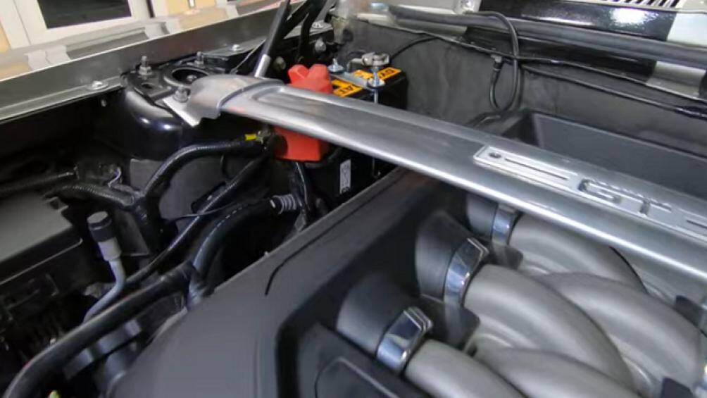 Chiếc xe Mustang độ này được đặt tên đơn giản là Ford Mustang 2011, nó được trang bị bộ la-zăng 20 inch mạ crôm