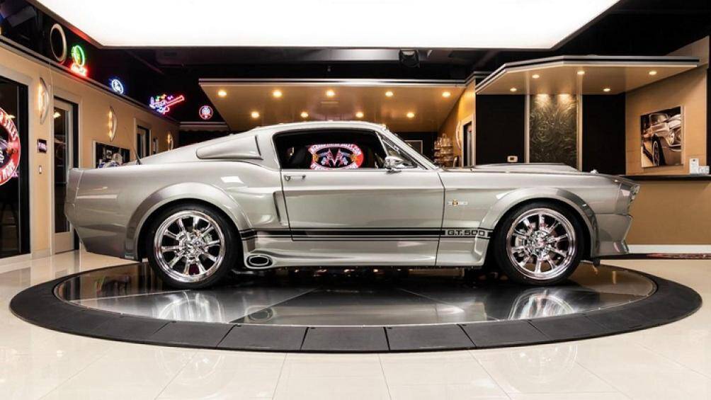 Hệ thống máy móc của xe vẫn được giữ y nguyên. Xe mới chỉ chạy khoảng 26.700 km và đang được bán giá 249.900 USD (gần 5,8 tỷ đồng)